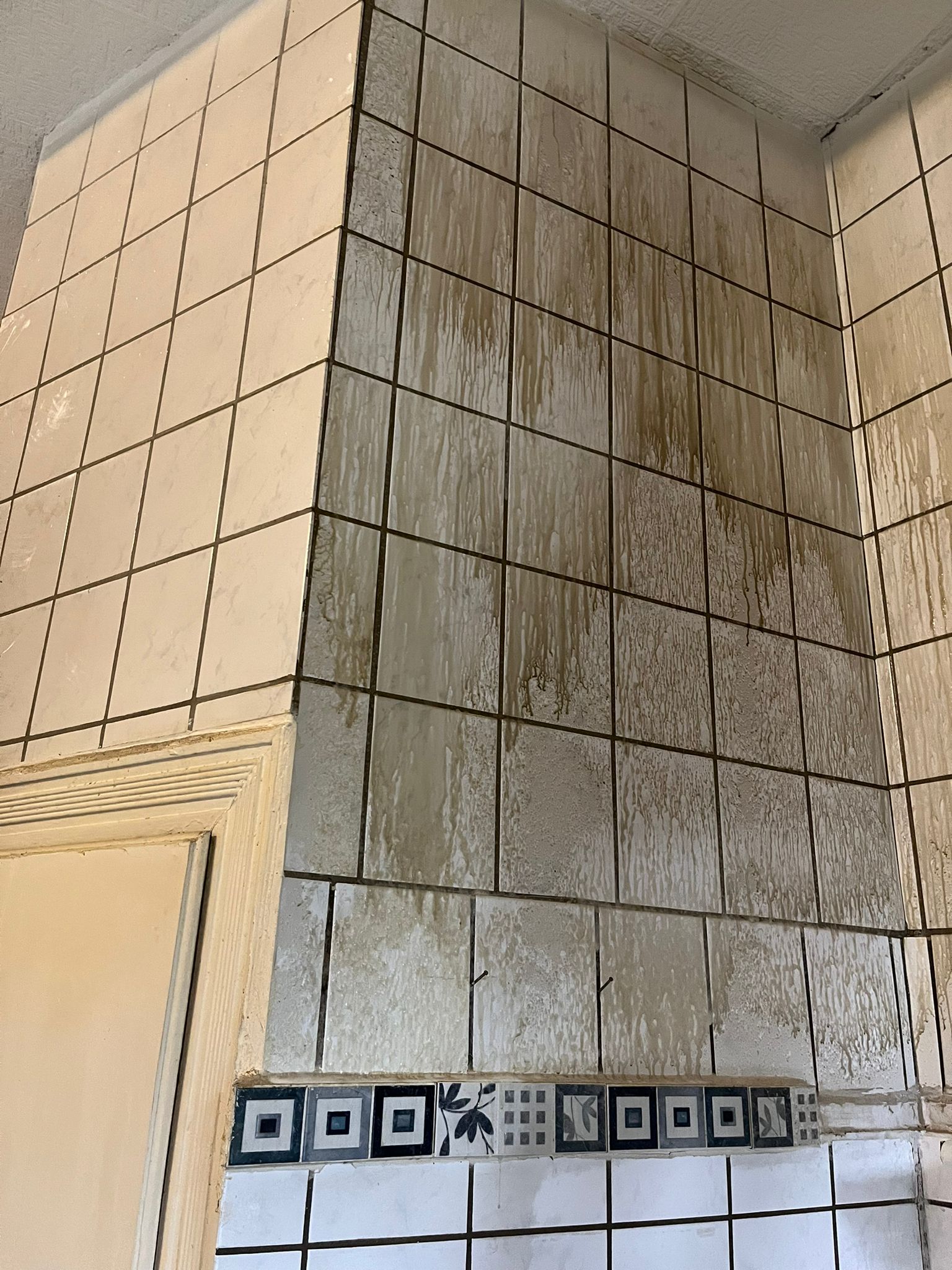 Wandfliesen einer Grossküche vor der Reinigung
