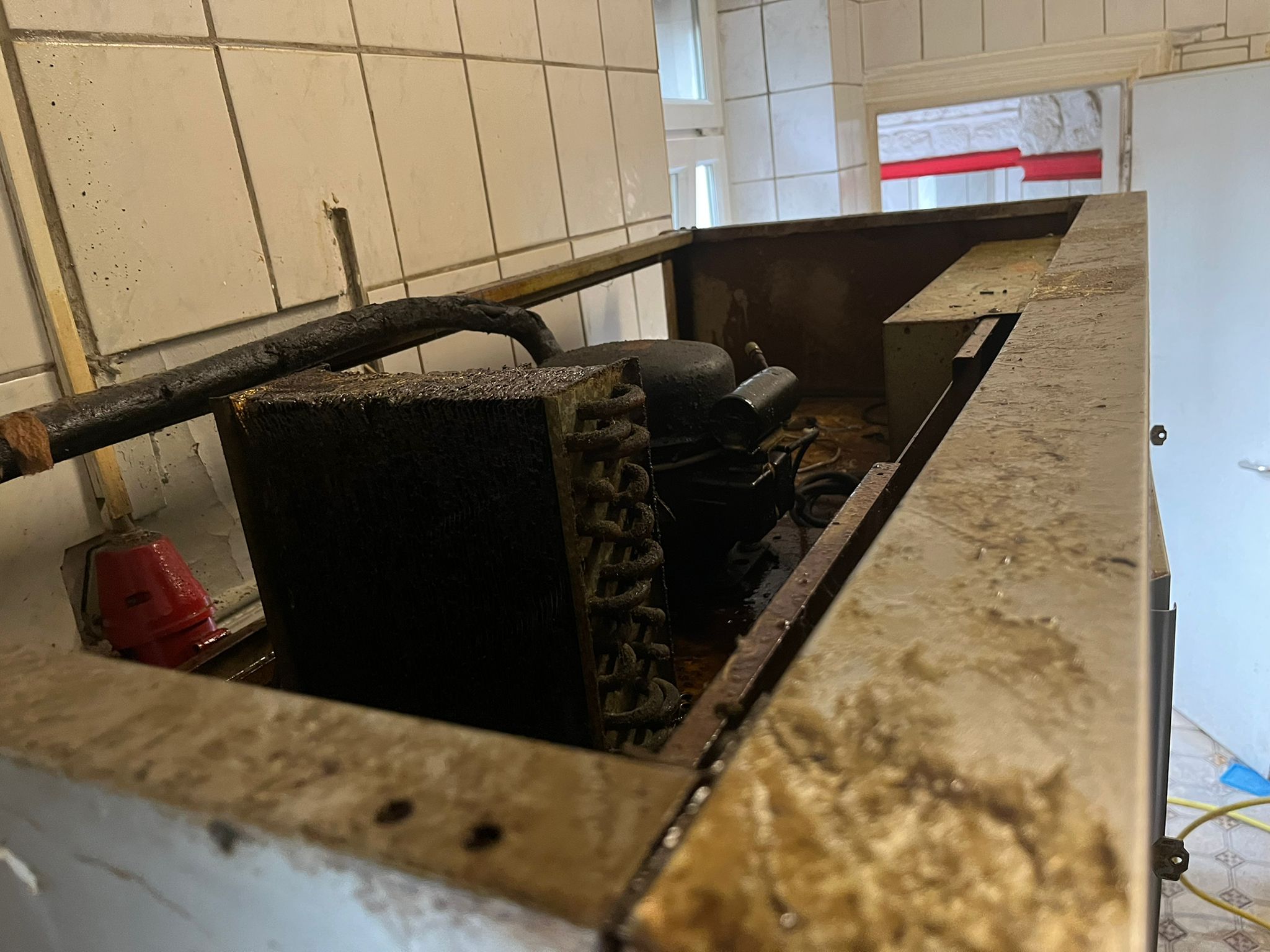 Haubenwanne einer Grossküche vor der Reinigung